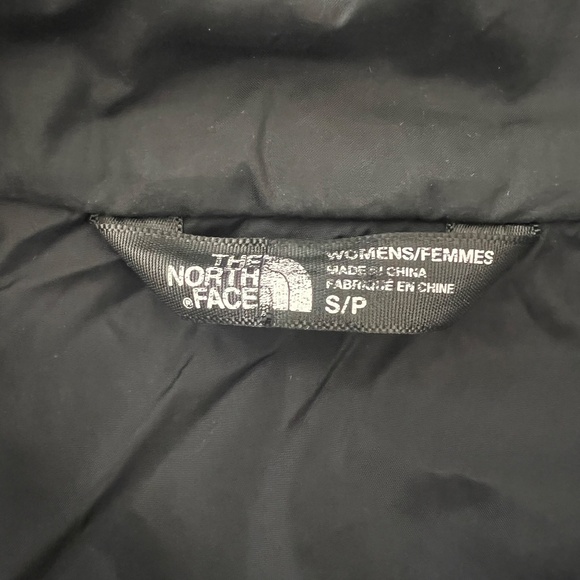 The North Face Light weight Puffer Jacket - Picture 11 of 11